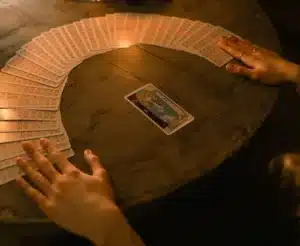 tirage des tarots sur une table