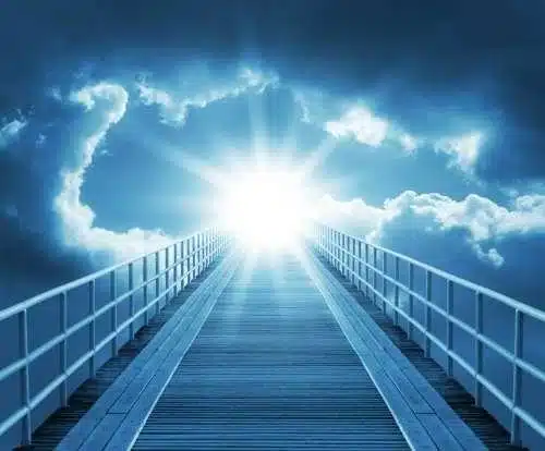 chemin guidant vers un ciel nuageux et ensoleillé