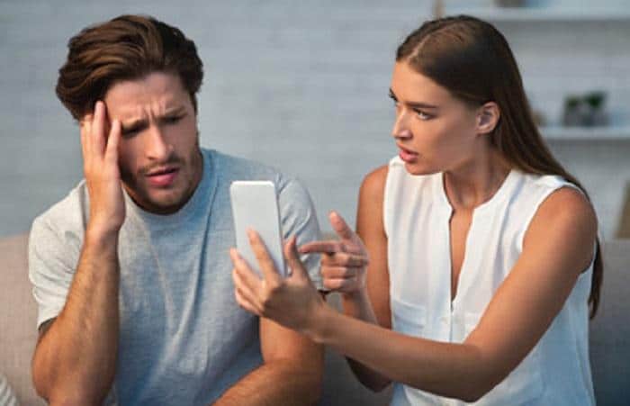 une femme prouve l'infidélité de son mari sur un téléphone