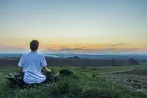 homme contemple l'horizon