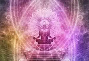 chakras d'une personne assise en posture de méditation