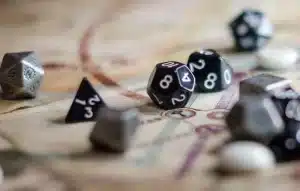 dés sur un plateau, utilisés pour la kybomancie