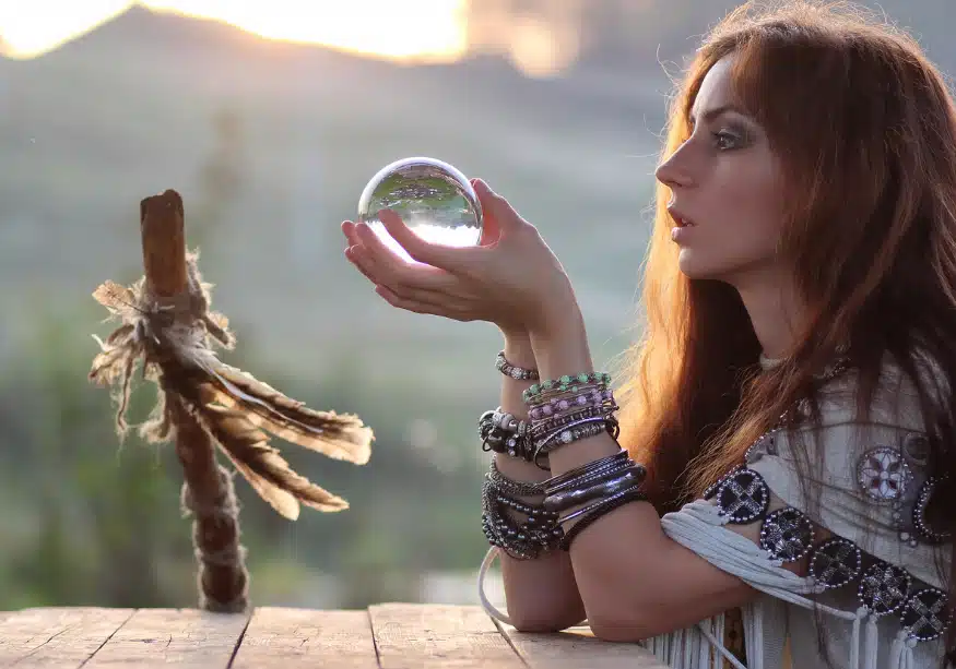 femme avec une boule de cristal dans les mains