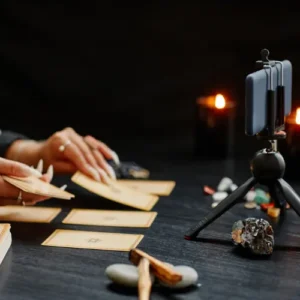 cartes de tarot étalées sur une table