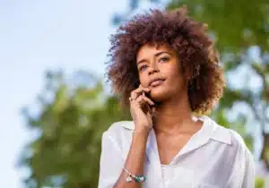 femme avec un voyant par téléphone