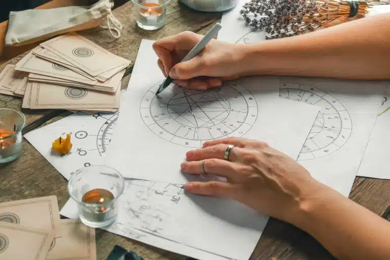 cartes de tarot et dessins de symboles spirituels