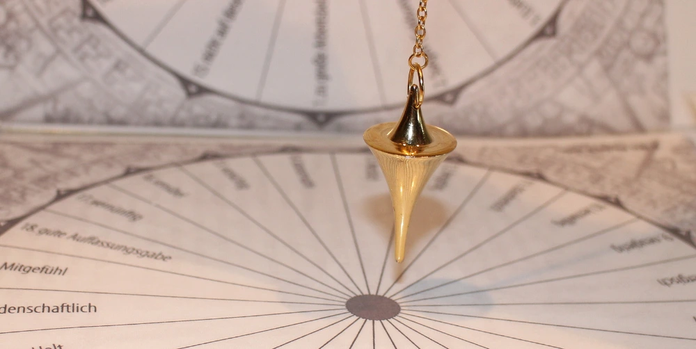 pendule divinatoire de couleur dorée