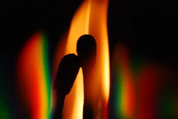 allumettes qui brûlent, symbole de la flamme jumelle