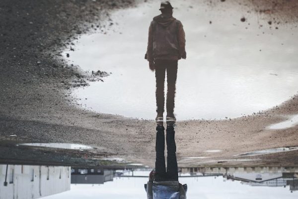 apparition d’un homme dans une flaque