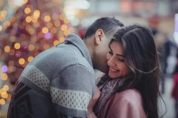 un couple amoureux s'embrasse sur la joue