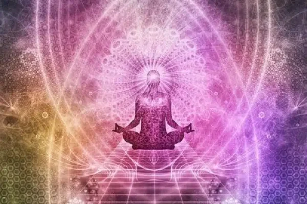 chakras d'une personne assise en posture de méditation