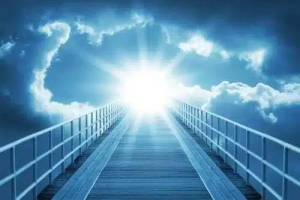 chemin guidant vers un ciel nuageux et ensoleillé
