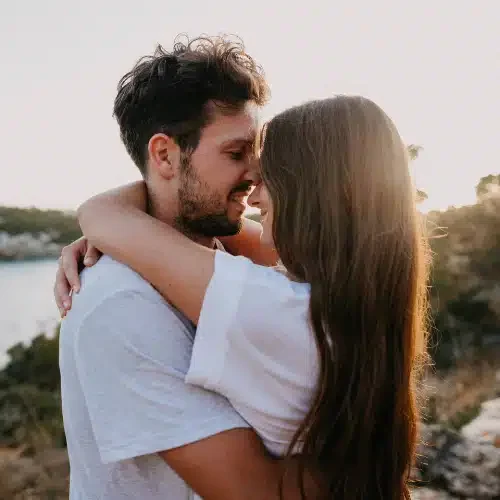 couple amoureux en train de se faire un câlin