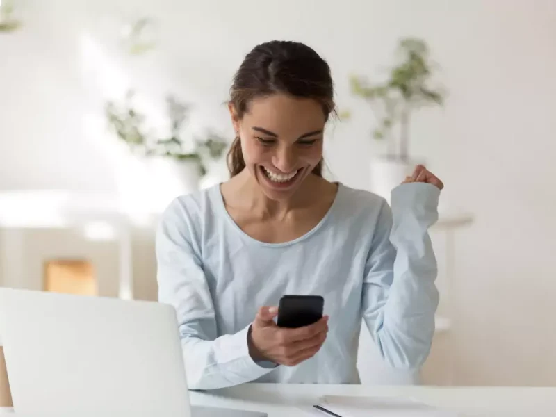 femme heureuse sur son téléphone