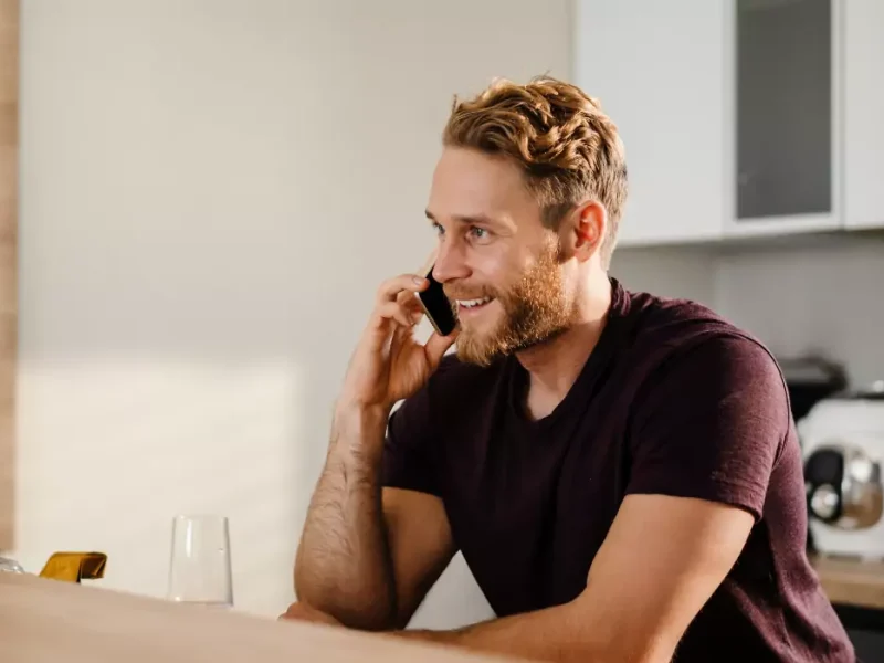 homme au téléphone