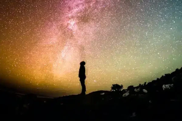 un homme sous les étoiles se connecte à l'univers
