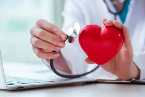 cœur et stéthoscope tenu par un médecin