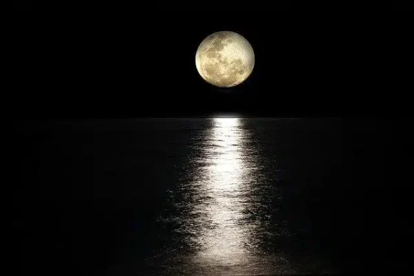 la lune et son reflet
