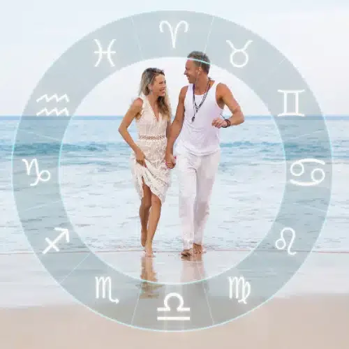 couple sur la plage avec des signes astrologiques autour