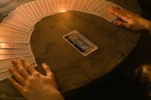 tirage des tarots sur une table